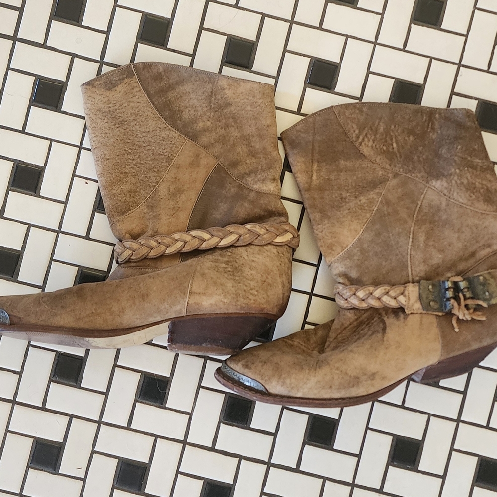VINTAGE - BOHO - FESTIVAL - Buckskin Boots with Steel Toe & Braided Detail